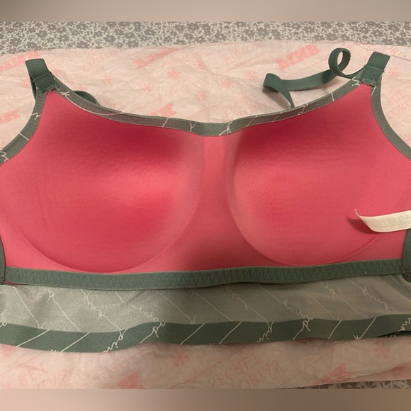 Various Styles of Bras - Picture 3 of 16